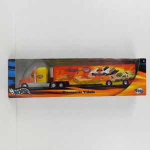 Hot Wheels 2001 Nascar Darrell Waltrip Diecast Transporter Truck